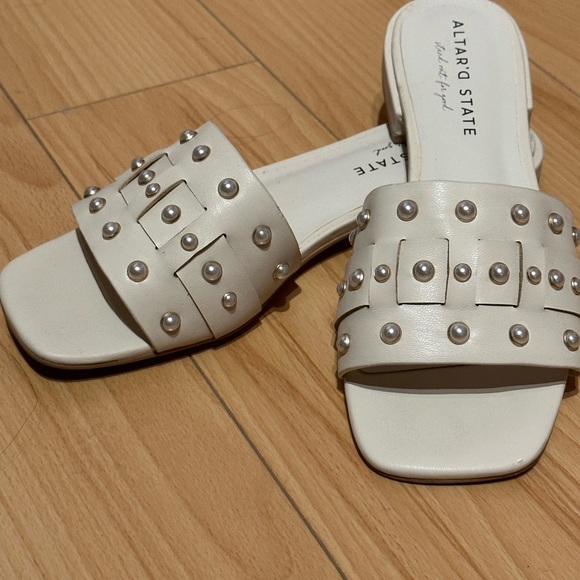 Altar’s State trendy sandals with pearls - Picture 1 of 3